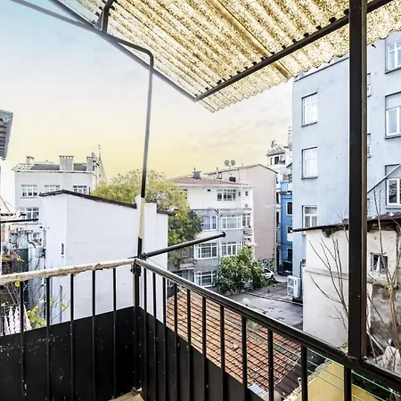 Flat With Bosphorus View And Terrace In Beyoglu Διαμέρισμα *
